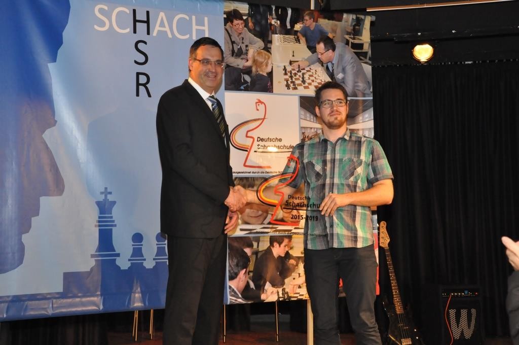 Schulleiter Dr. Michael Meier (links) erhält die Plakette "Deutsche Schachschule" aus den Händen von Martin Blodig im Namen der Deutschen Schachjugend